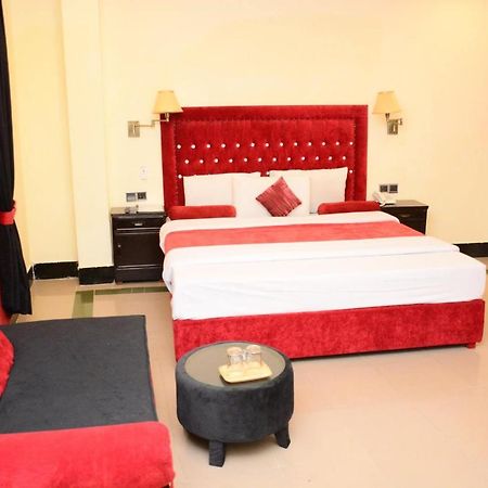 Hotel Move-N-Pick Murree Esterno foto